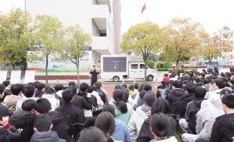 警務“大篷車”進校園